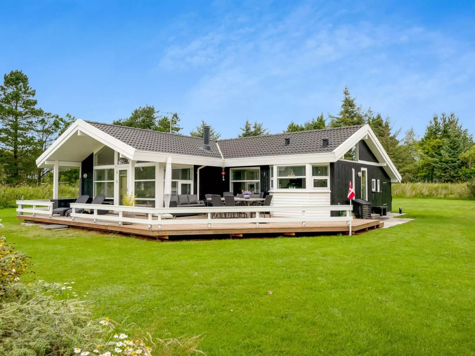 "Sviðandi" - 1.5km from the sea-Buiten