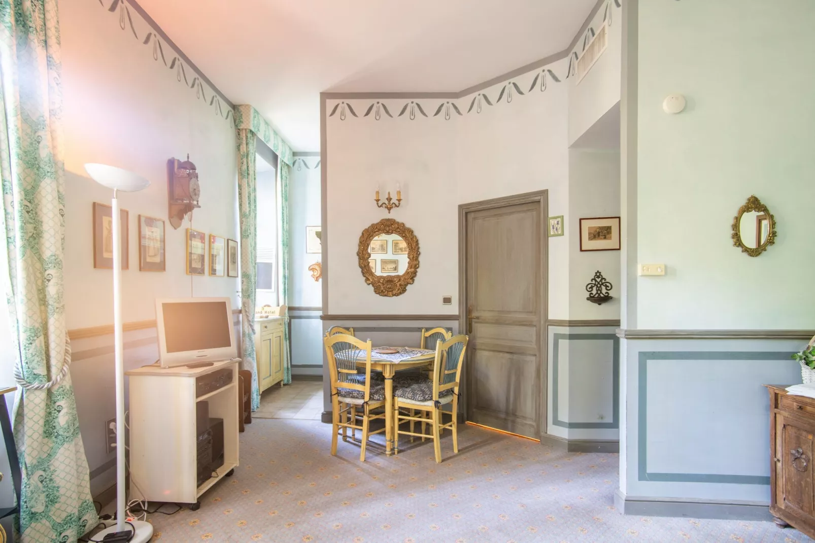 Au château près du Ventoux I-Eetkamer