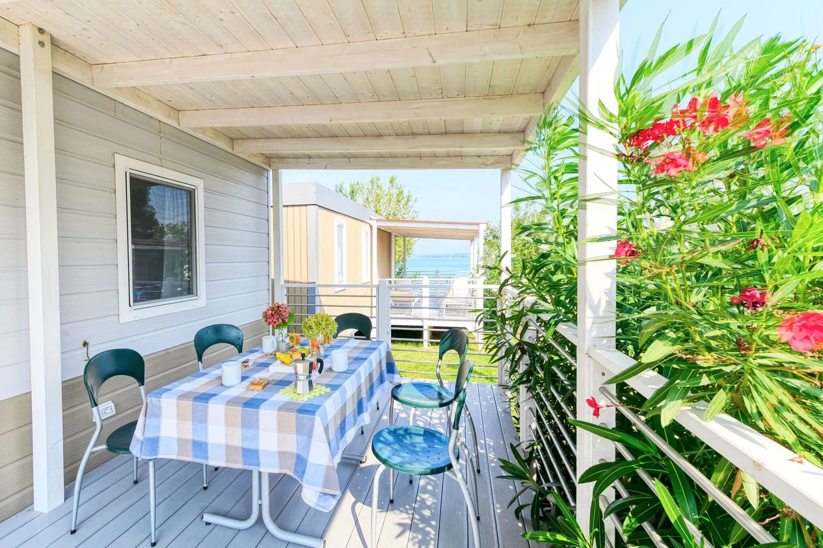 Caravanpark San Benedetto Camping Relais Peschiera / MH Corallo-Terrasbalkon