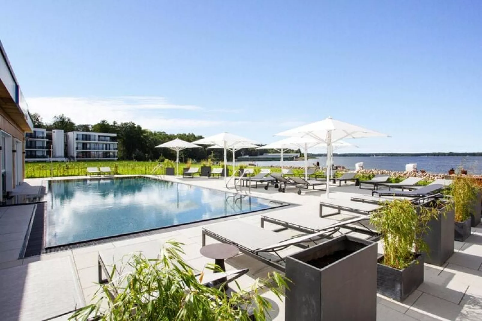 Apartments im MAREMÜRITZ Yachthafen Resort & Spa / Anker Penthouse Suite 4 Personen-Zwembad