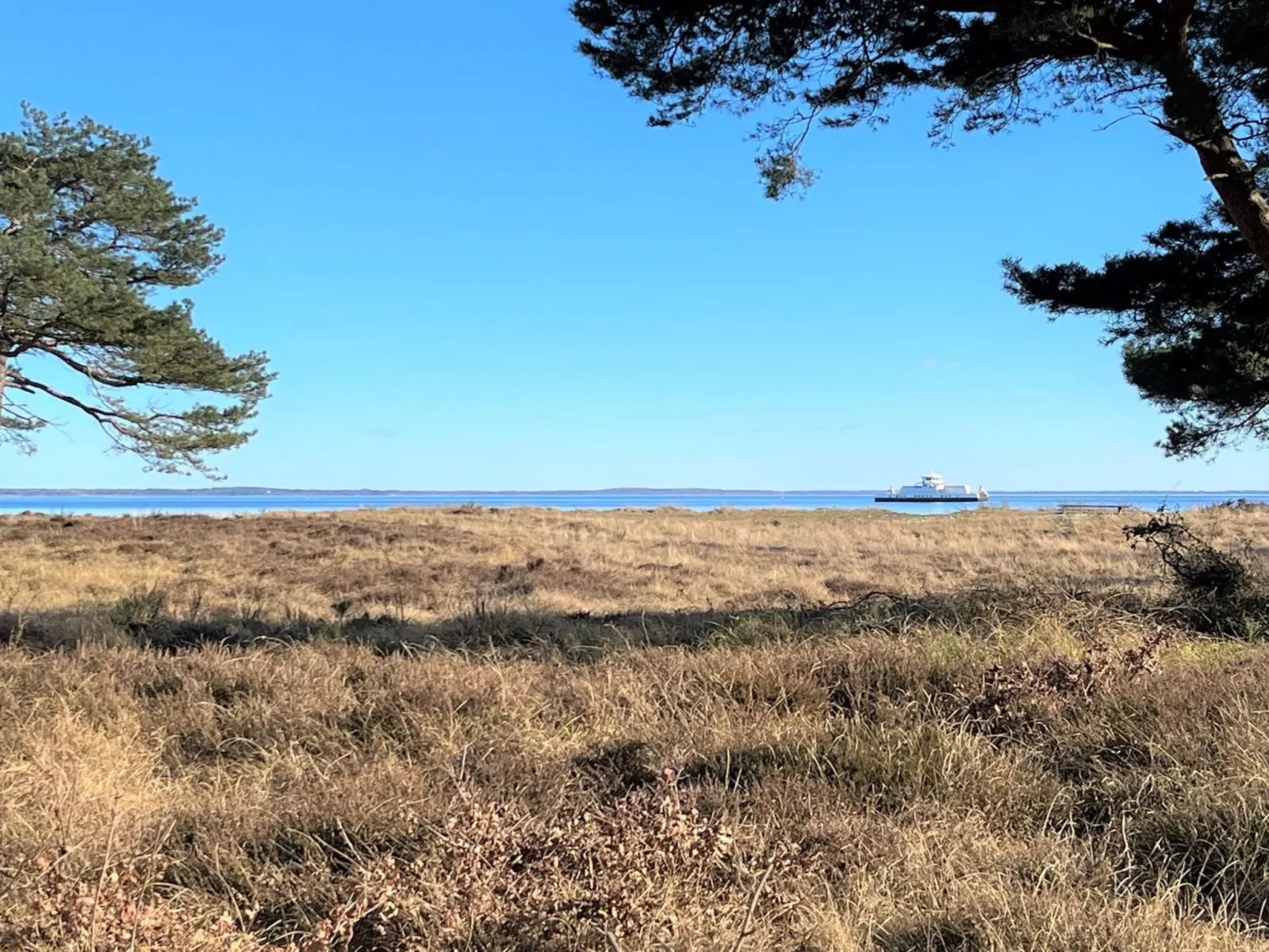 "Toska" - 100m to the inlet-Buiten