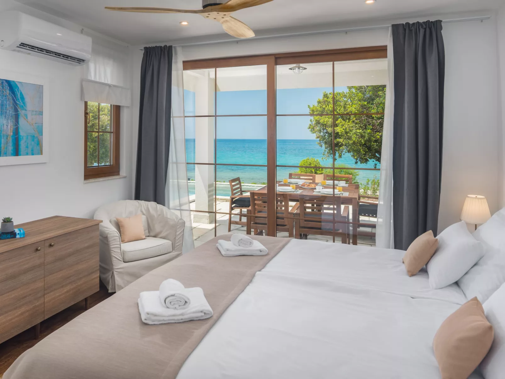 Luxury Beachfront Villa Porto Bus-Binnen