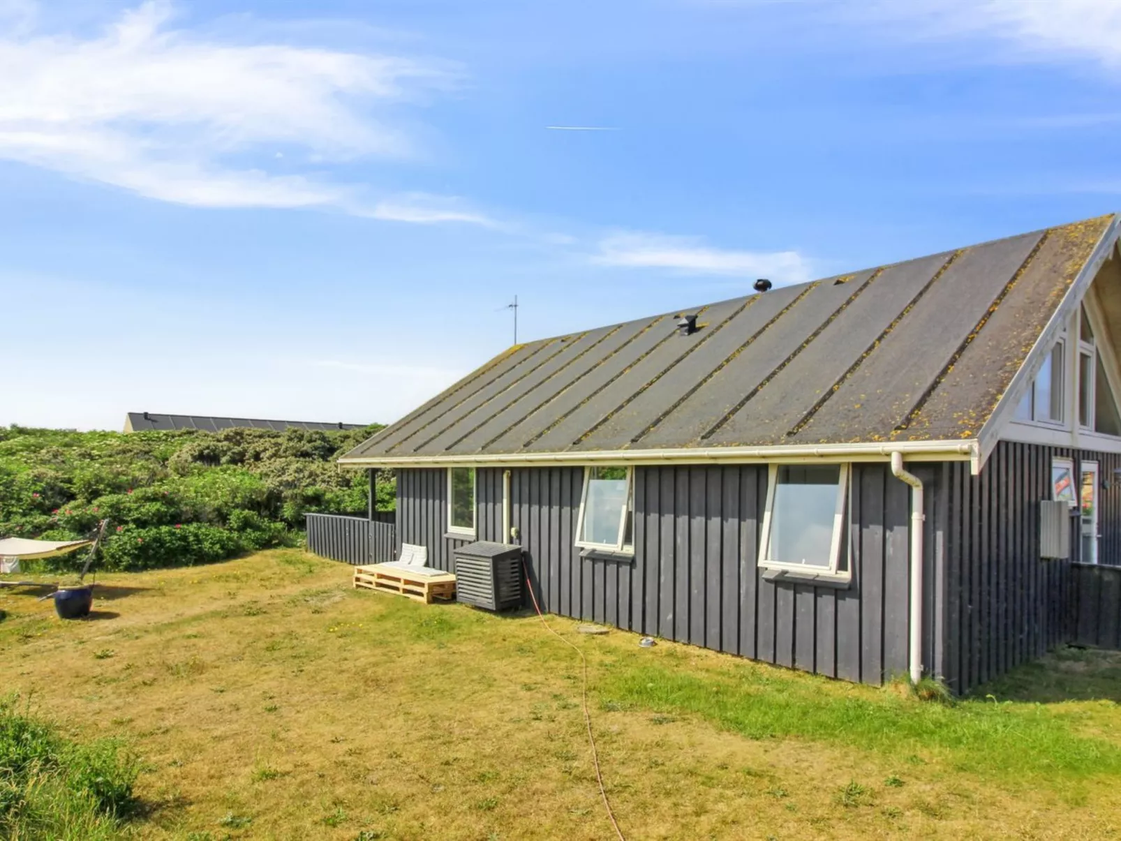 "Harry" - 100m from the sea-Buiten