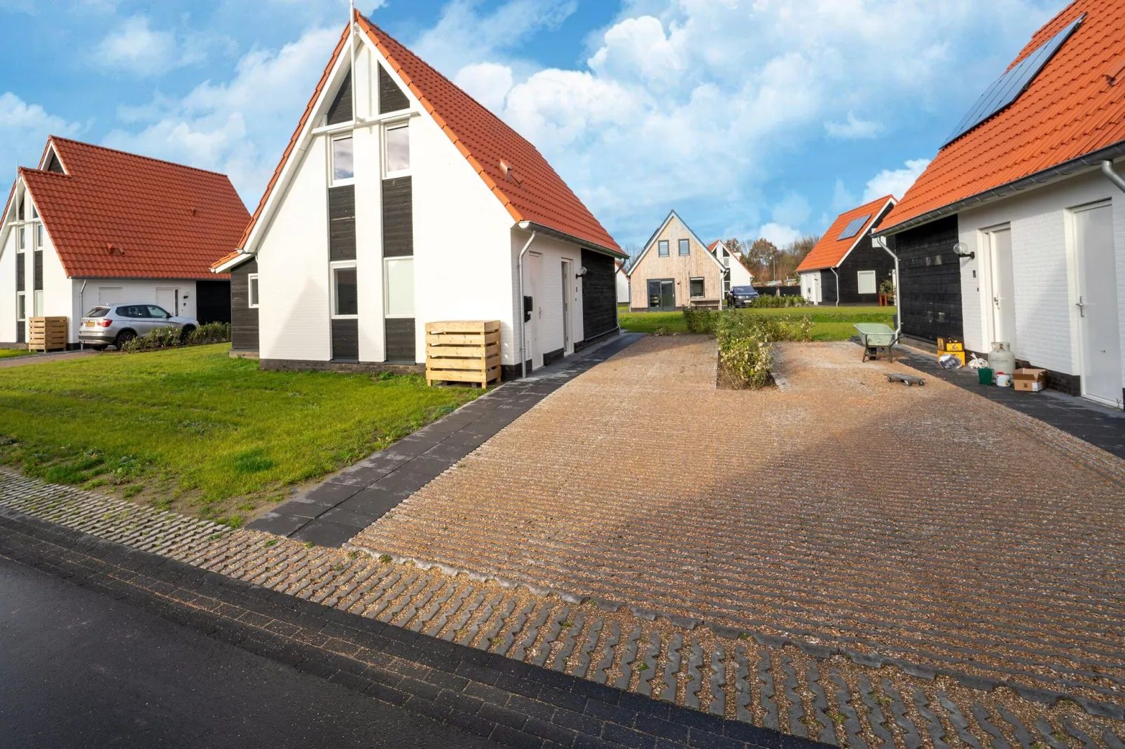 De IJsvogel Huis Nr 24-Buitenkant zomer