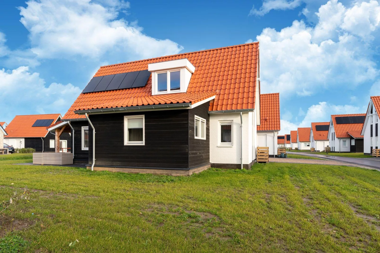 De IJsvogel Huis Nr 24-Buitenkant zomer