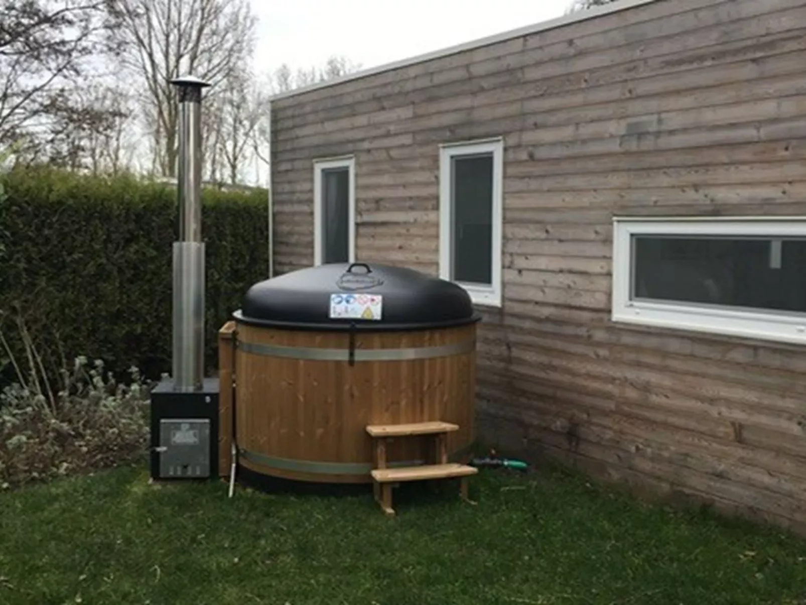 Tiny Cottage Hottub 2+2-Buiten