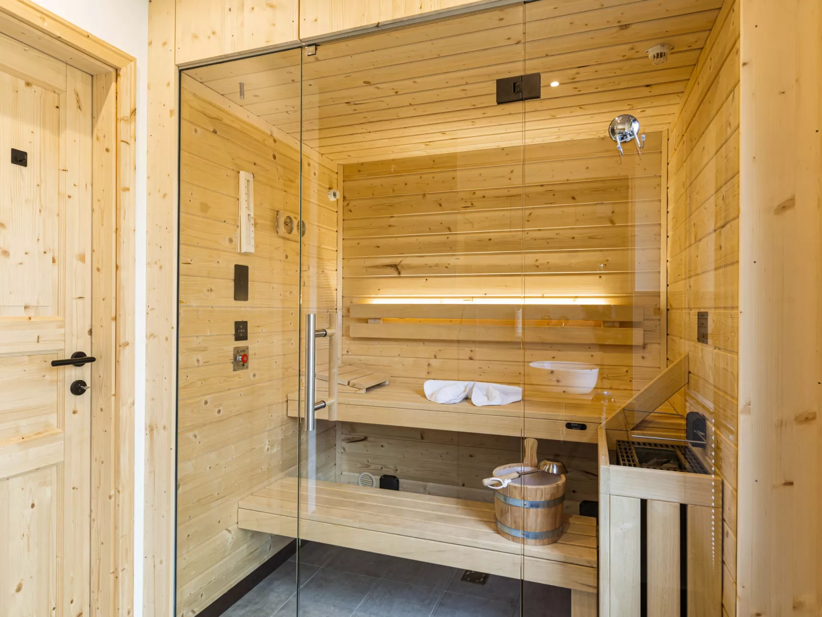 Penthouse # 1b mit Sauna&Außenbadewanne-Binnen
