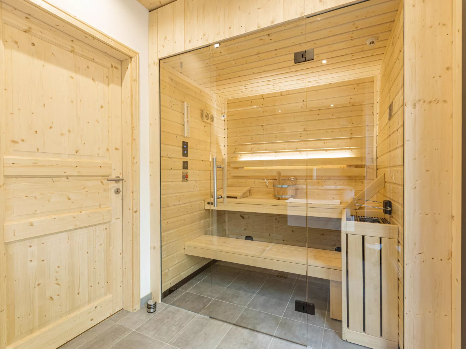 Penthouse # 2b mit Sauna&Außenbadewanne-Binnen