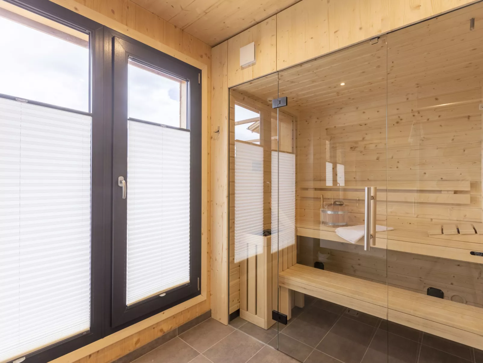 Penthouse # 2c mit Sauna&Außenbadewanne-Binnen