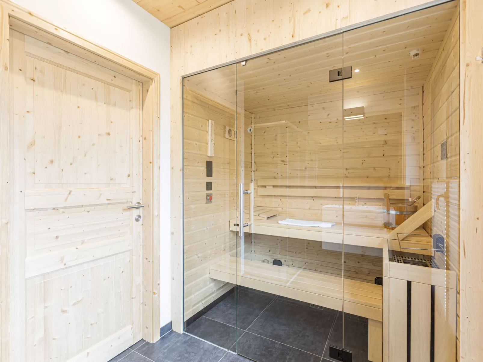 Penthouse # 3c mit Sauna&Außenbadewanne-Binnen