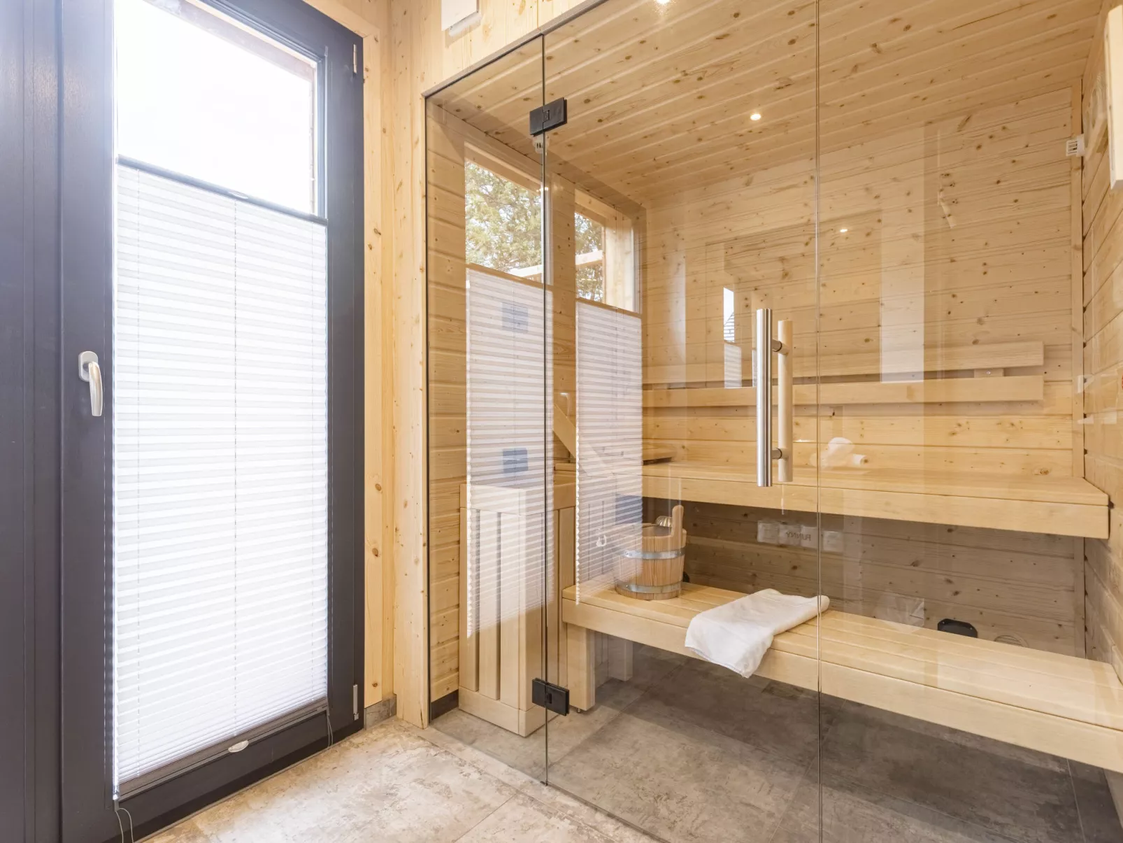 Penthouse # 4c mit Sauna&Außenbadewanne-Binnen
