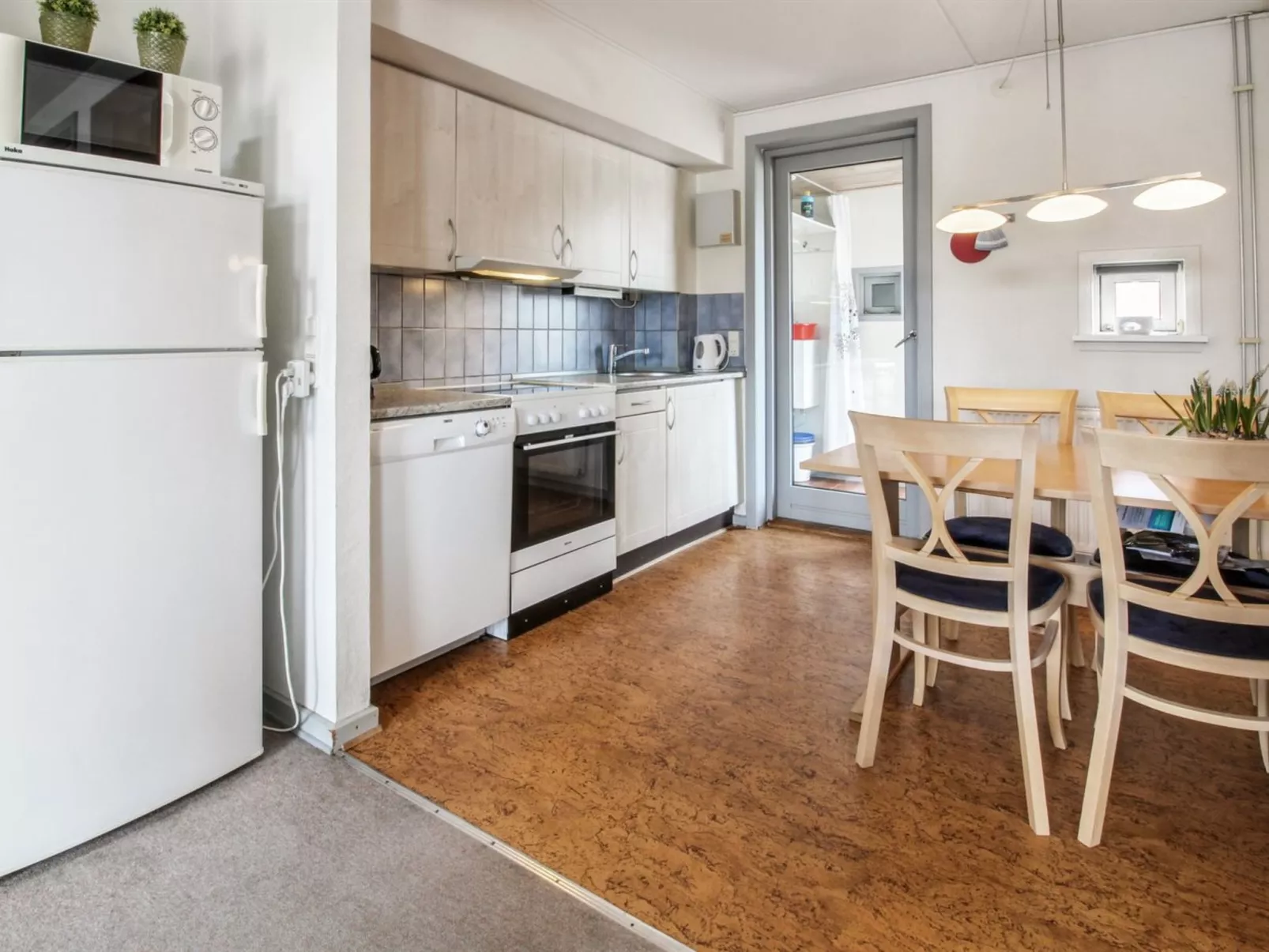 "Rebus" - 2.3km from the sea-Binnen