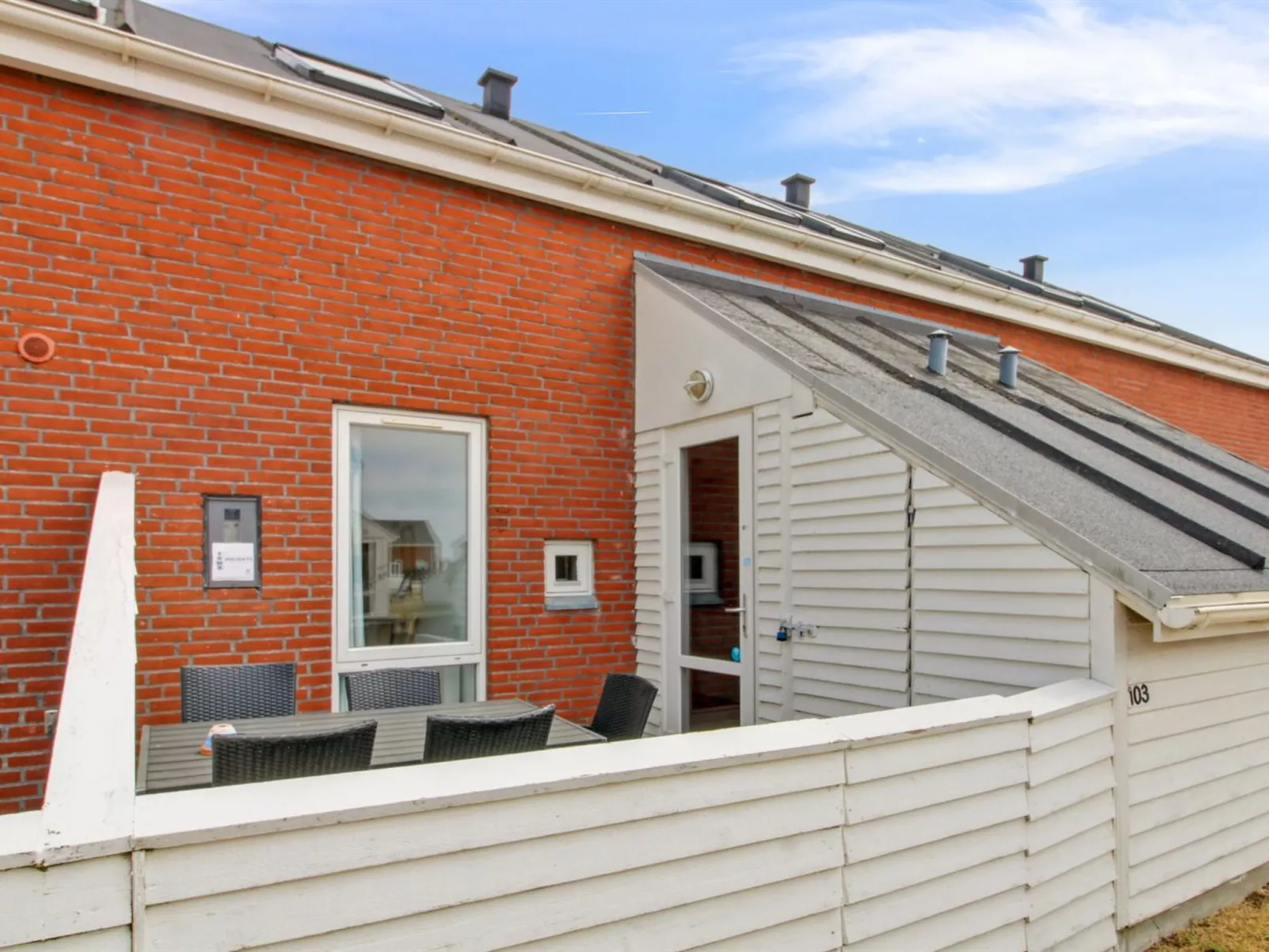 "Rebus" - 2.3km from the sea-Buiten