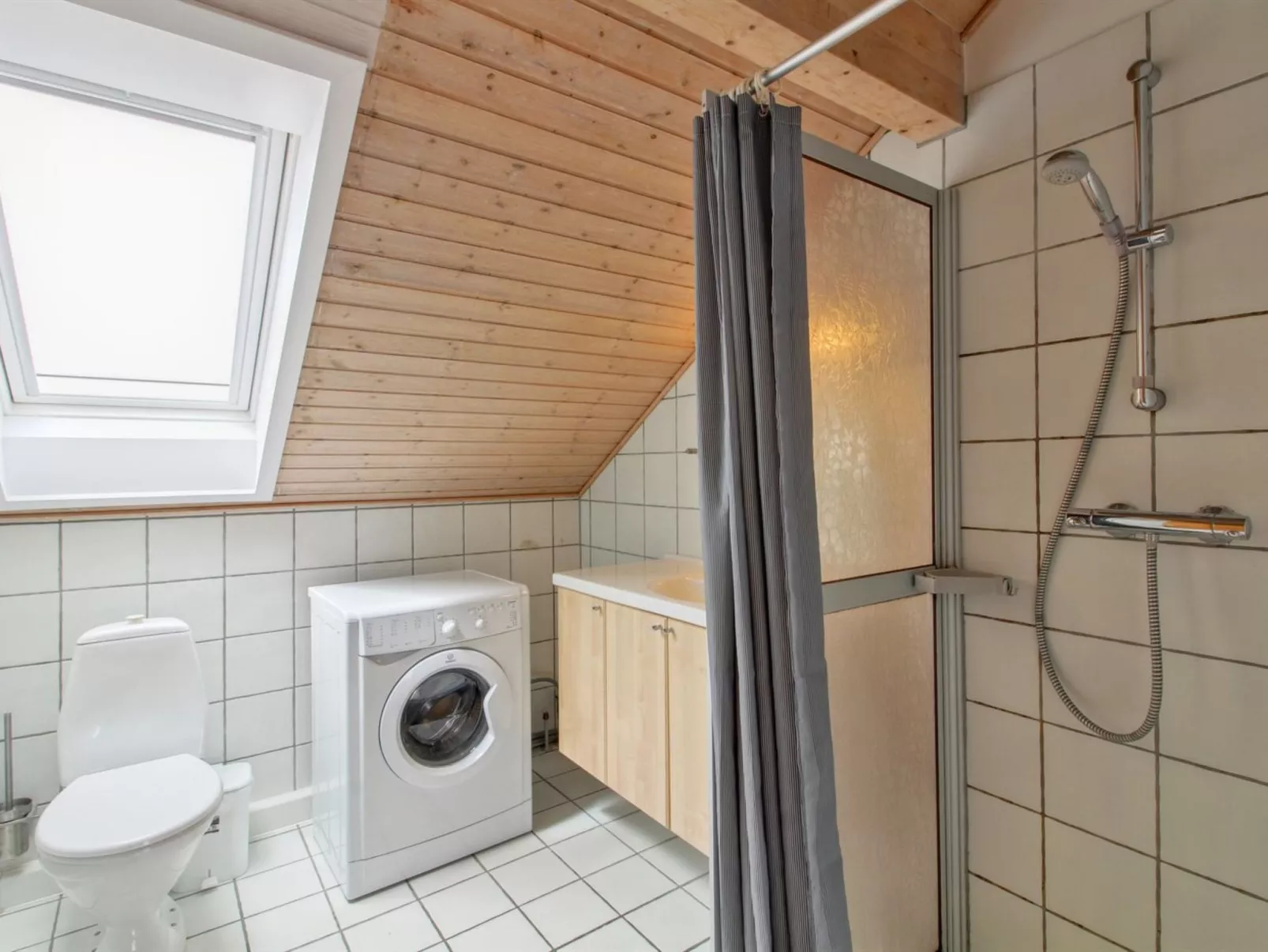 "Rebus" - 2.3km from the sea-Binnen