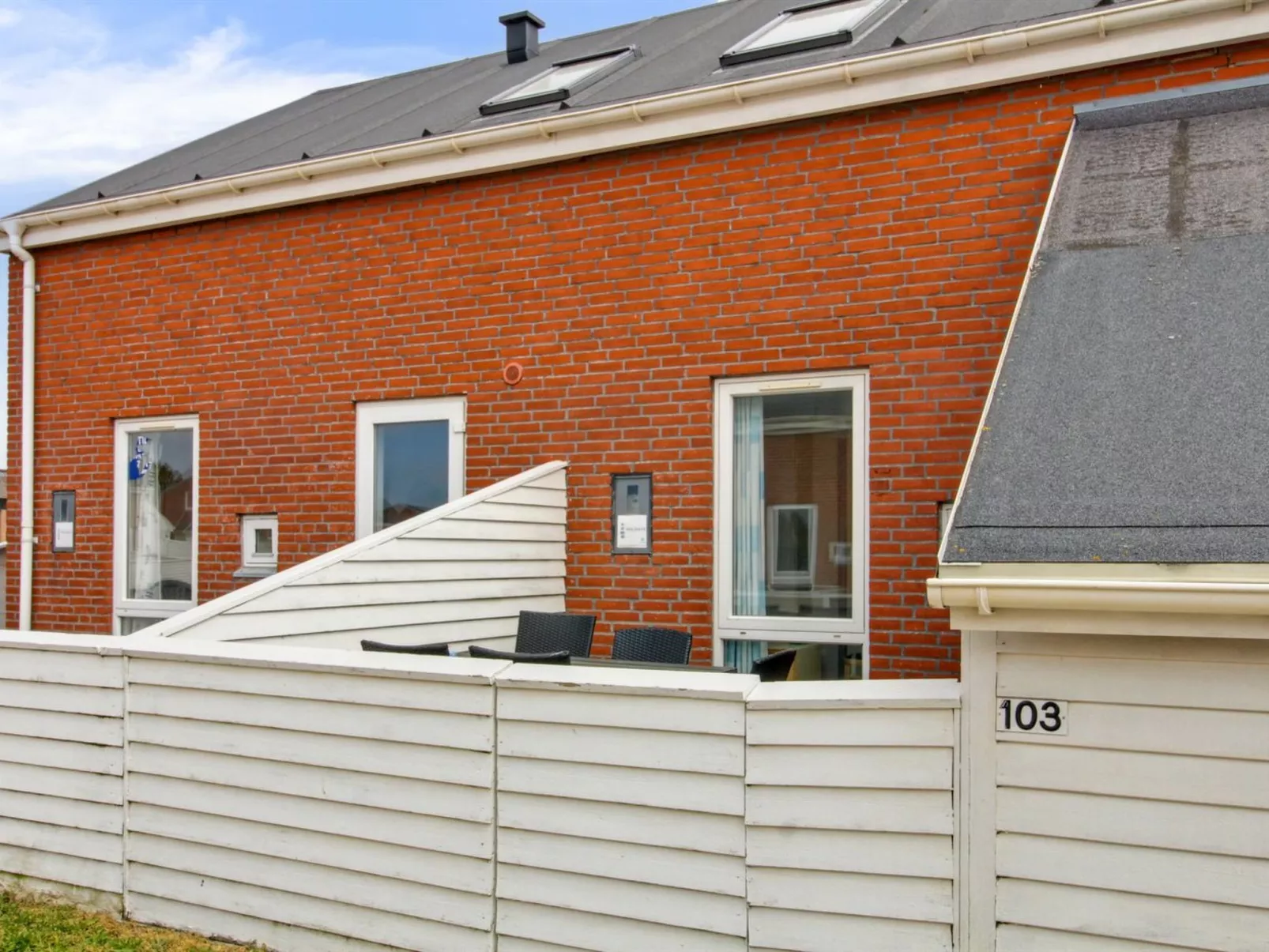 "Rebus" - 2.3km from the sea-Buiten