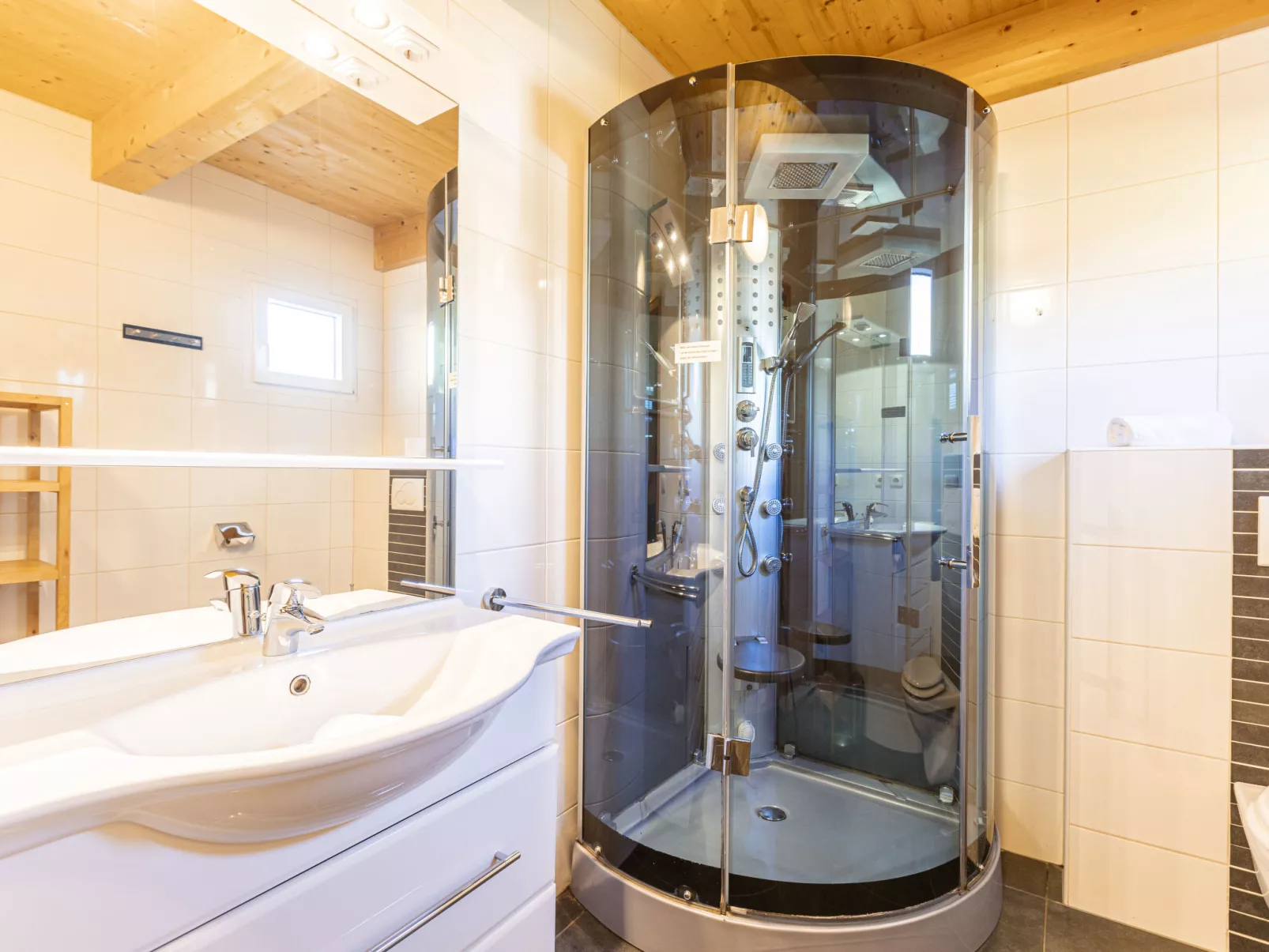 Premium #18 mit Sauna&Sprudelbad-Binnen
