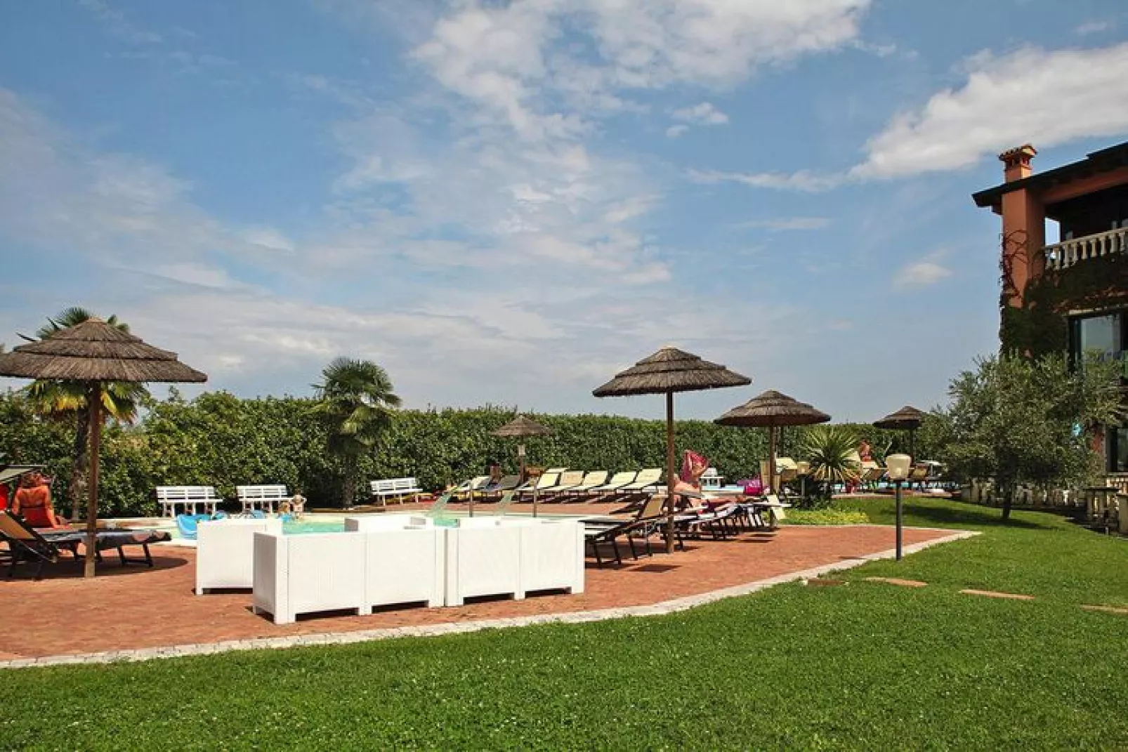 Residence La Bertoletta, Peschiera-trilo-Tuinen zomer