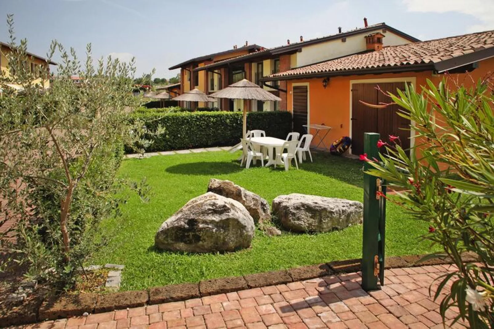 Residence La Bertoletta, Peschiera-trilo-Tuinen zomer