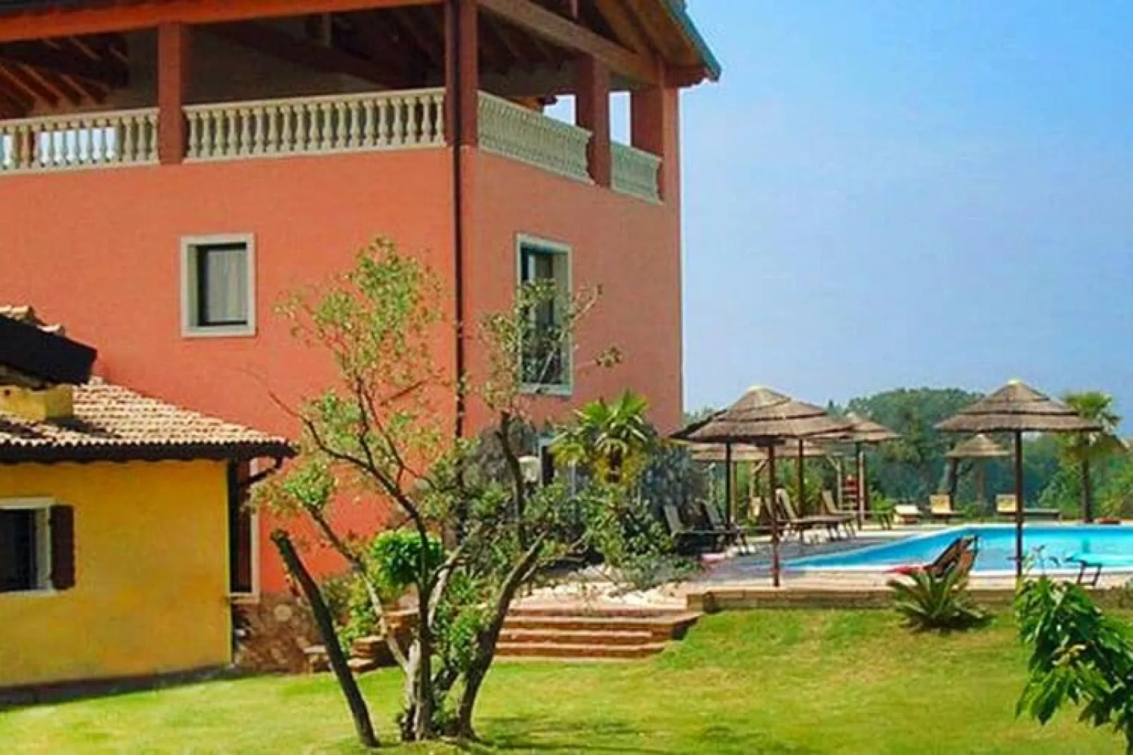 Residence La Bertoletta, Peschiera-trilo-Buitenkant zomer