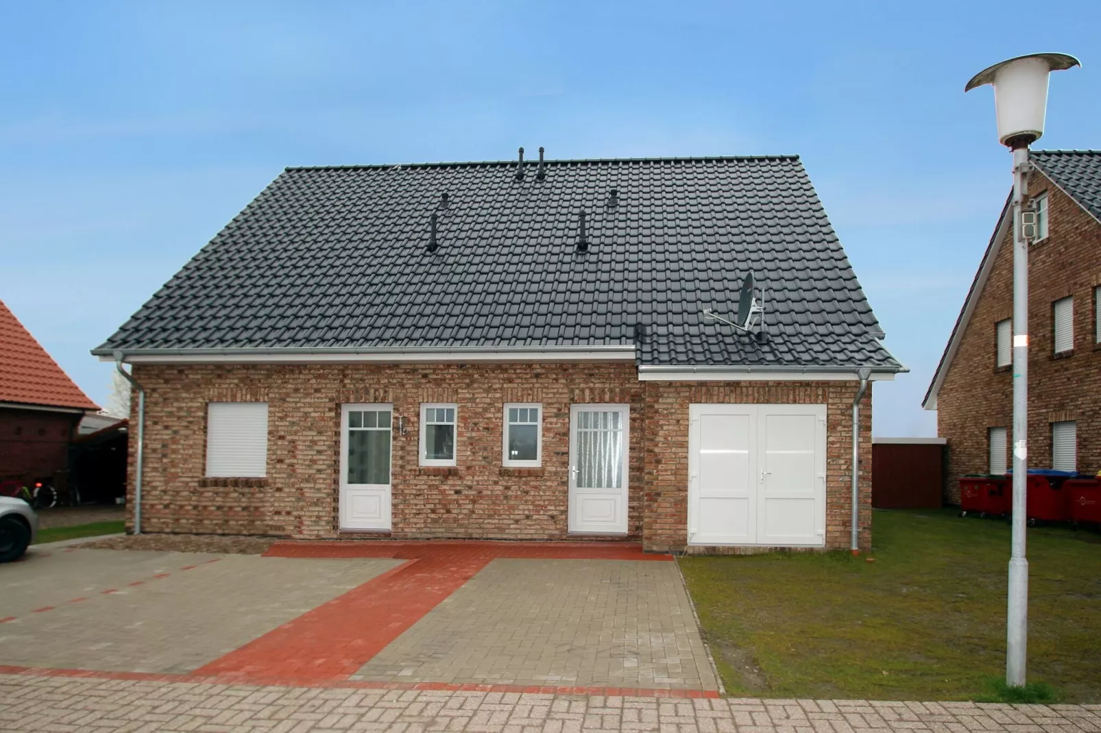 Gemütliche Nordsee-Wohnung in Neßmersiel mit Garten und Feldblick-Buitenkant zomer