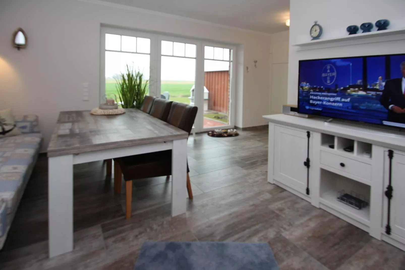 Gemütliche Nordsee-Wohnung in Neßmersiel mit Garten und Feldblick-Woonkamer