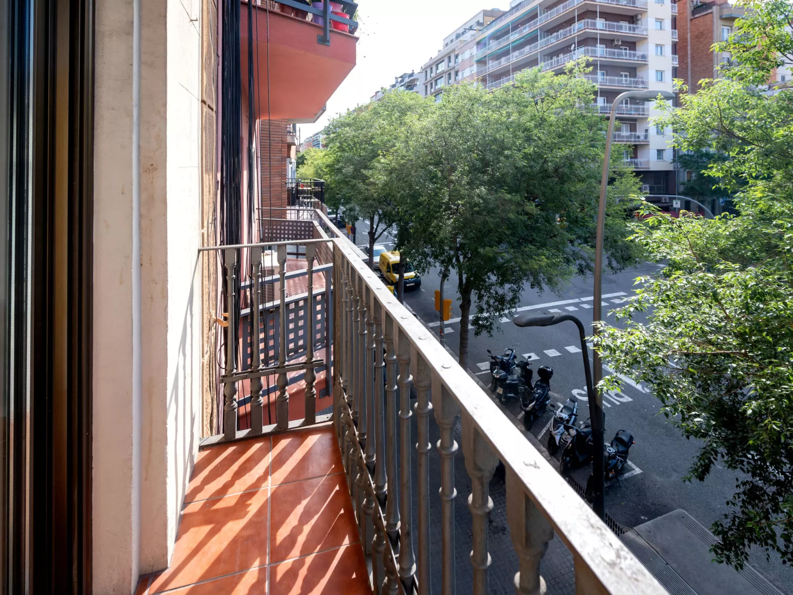 Sants-Montjuïc: Avenida Madrid-Buiten