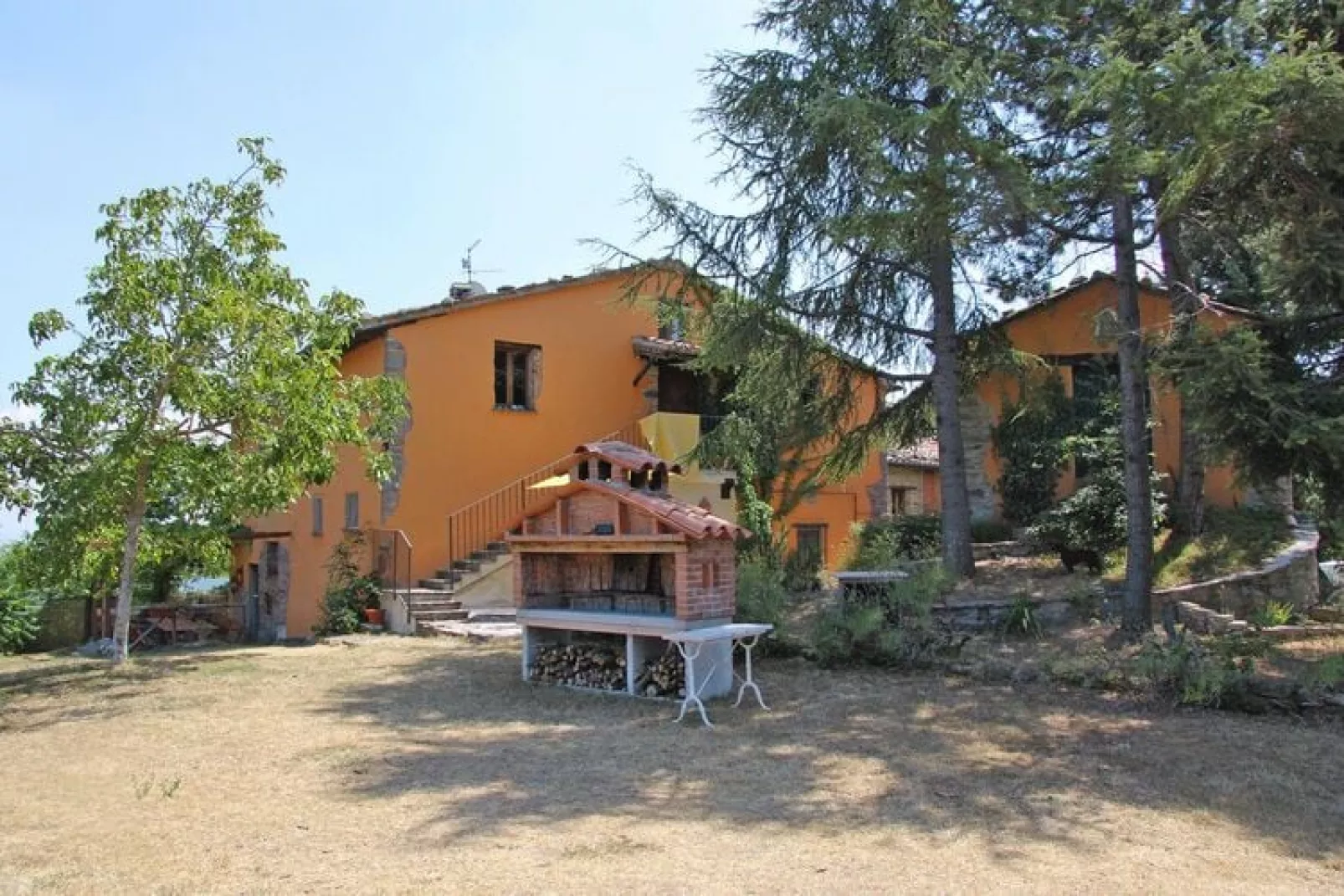 Villa Ca' Piero, Urbino-max. 8 pax-Buitenkant zomer