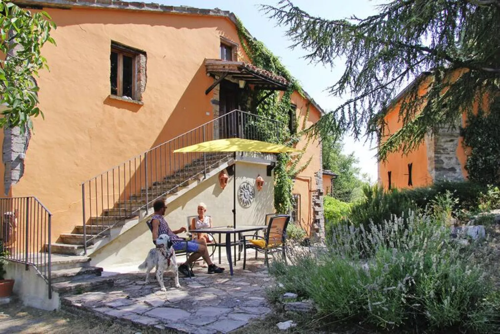 Villa Ca' Piero, Urbino-max. 8 pax-Buitenkant zomer