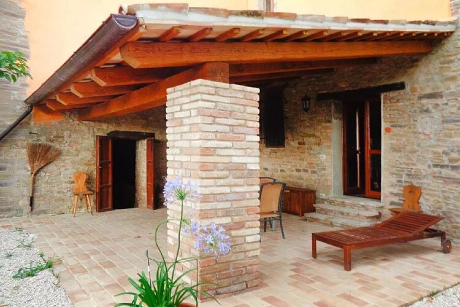 Villa Ca' Piero, Urbino-max. 8 pax-Buitenkant zomer