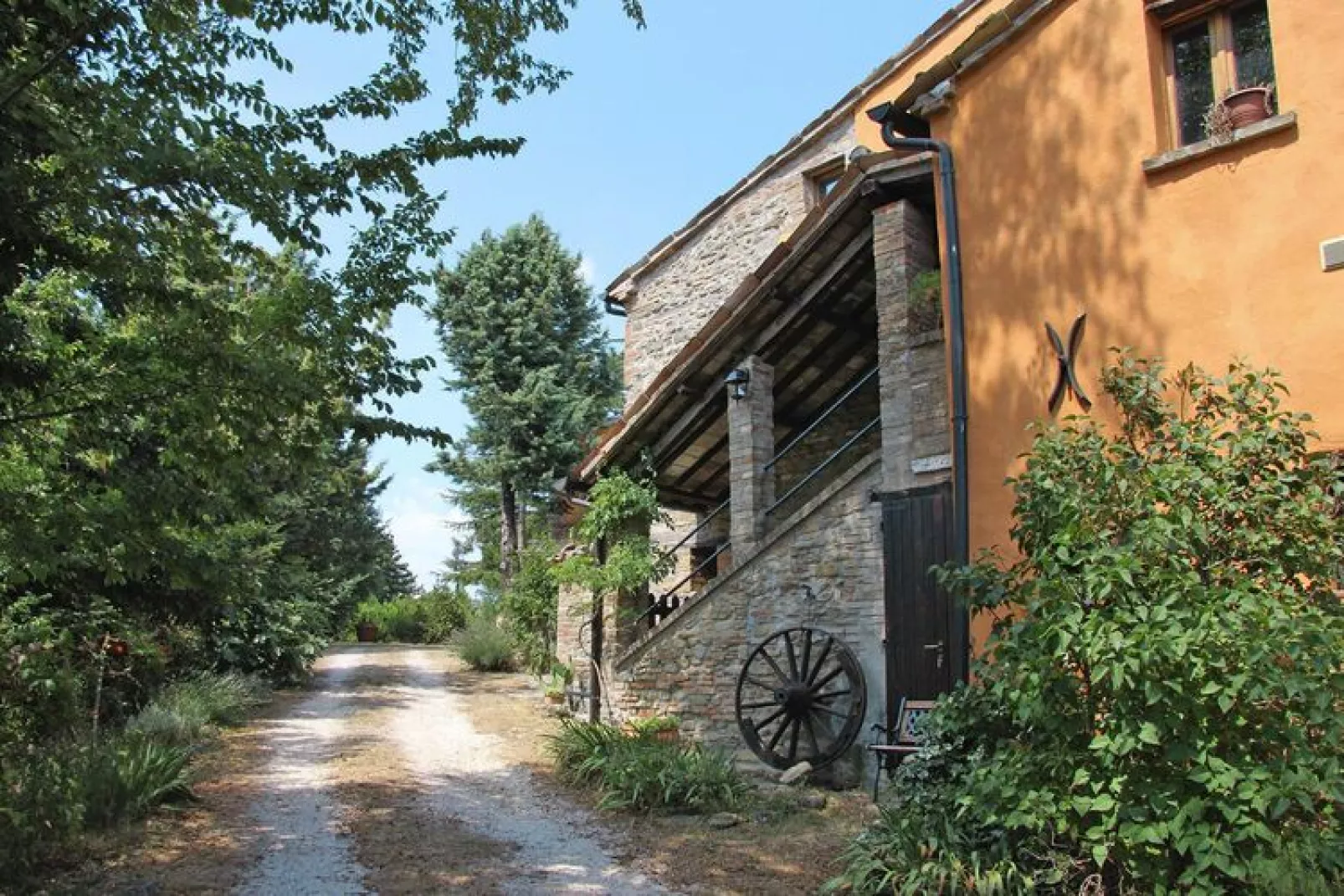 Villa Ca' Piero, Urbino-max. 12 pax-Buitenkant zomer