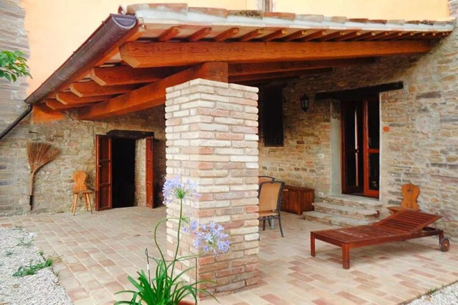 Villa Ca' Piero, Urbino-max. 12 pax-Buitenkant zomer