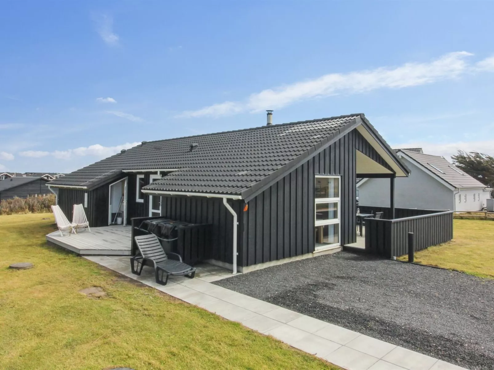 "Eyvin" - 100m from the sea-Buiten