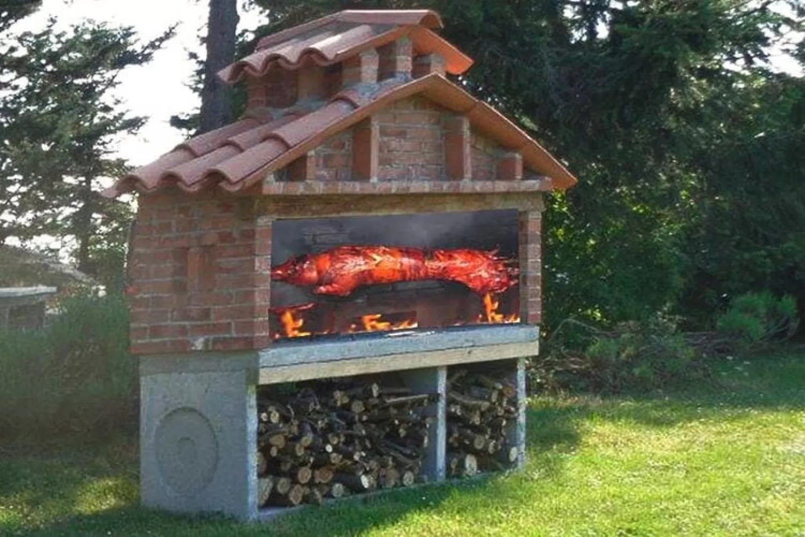 Villa Ca' Piero, Urbino-max. 16 pax-Buitenkant zomer