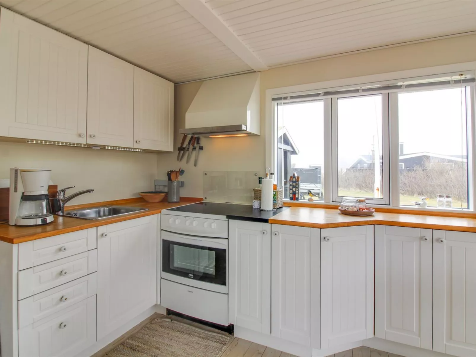 "Edvia" - 300m from the sea-Binnen