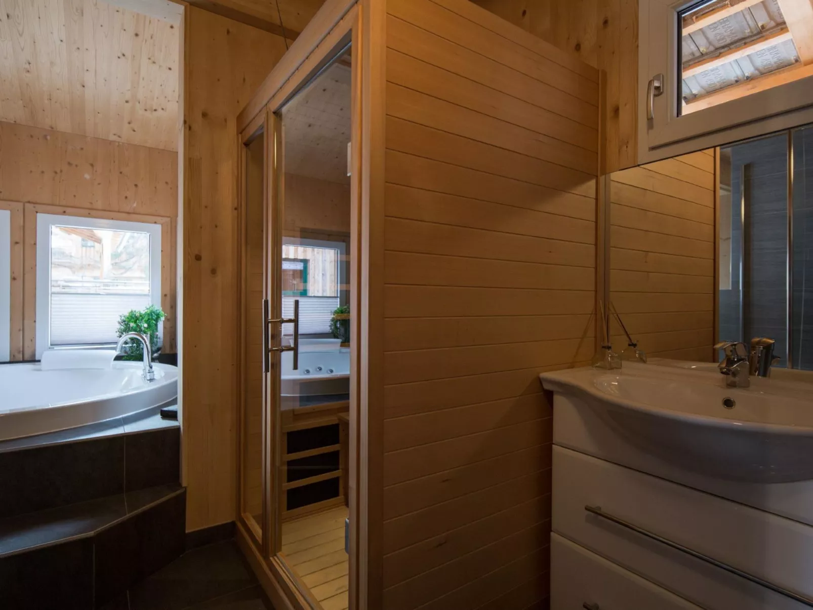 #16 mit IR-Sauna&Sprudelbad innen-Binnen