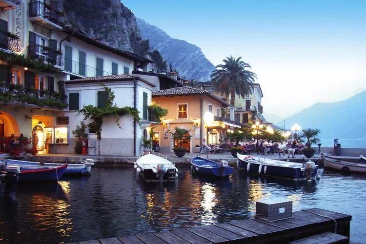 Residence Oasi, Limone sul Garda-bilo-Buitenkant zomer