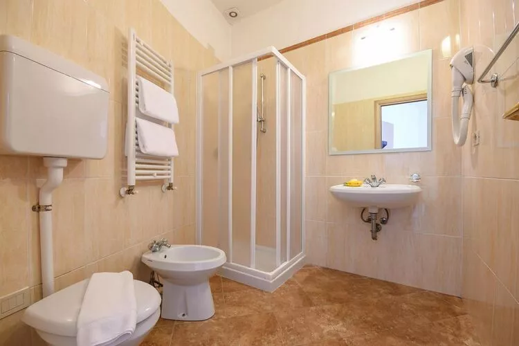 Residence Oasi, Limone sul Garda-bilo-Badkamer