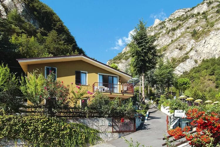 Residence Oasi, Limone sul Garda-bilo-Buitenkant zomer