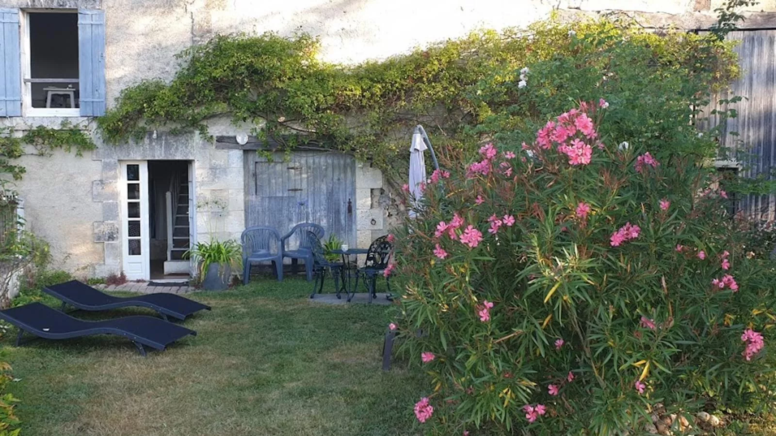 La Maison vers la Coline-Buitenkant zomer