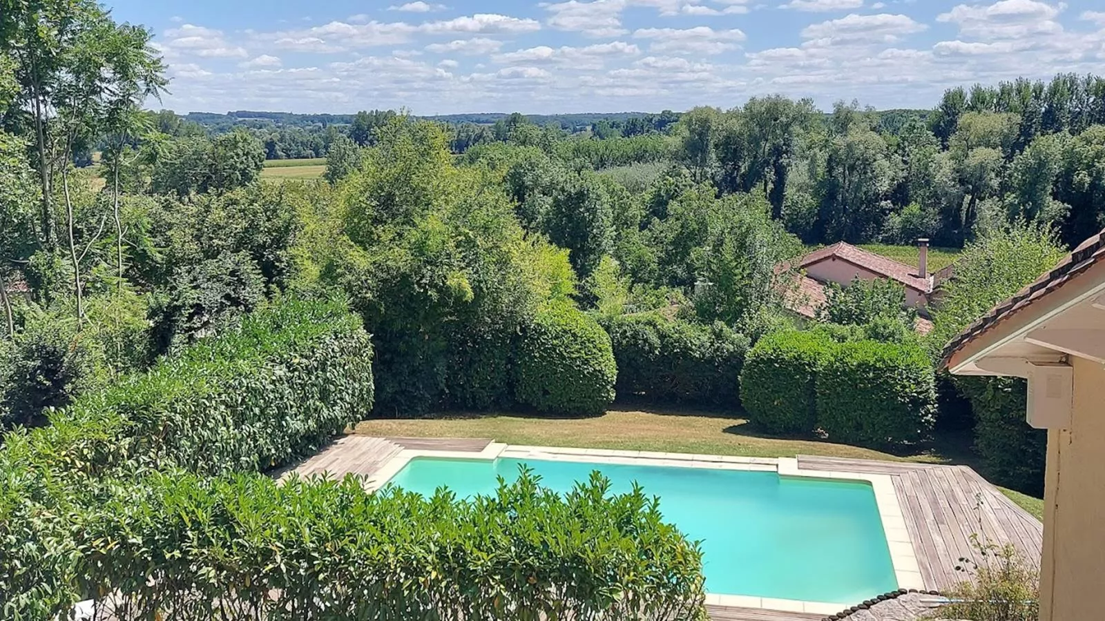 La Maison vers la Coline-Uitzicht zomer