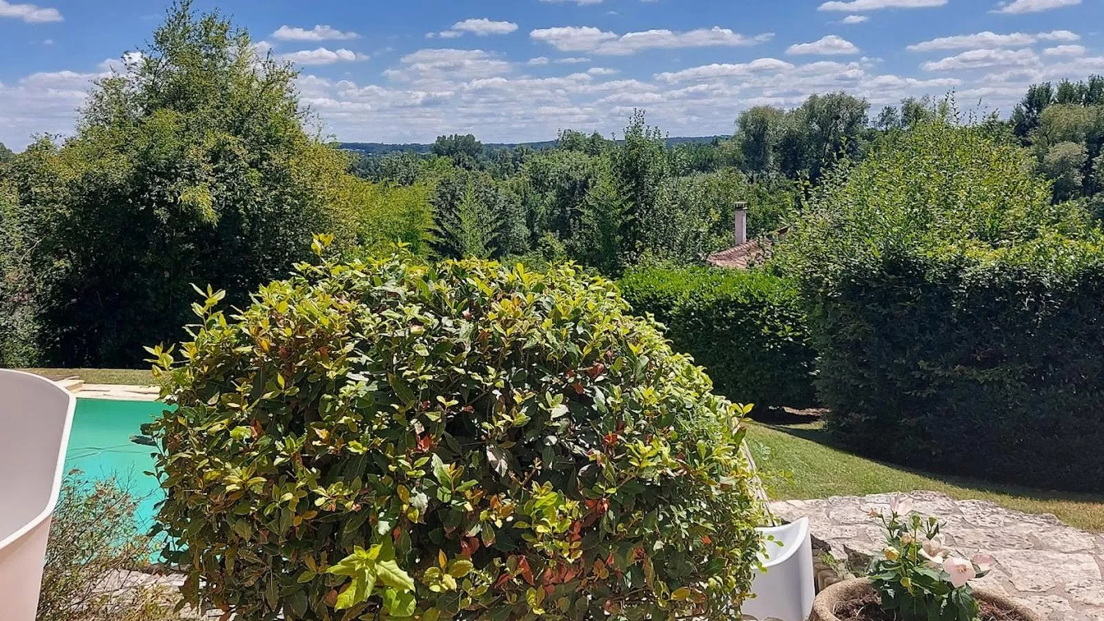 La Maison vers la Coline-Uitzicht zomer