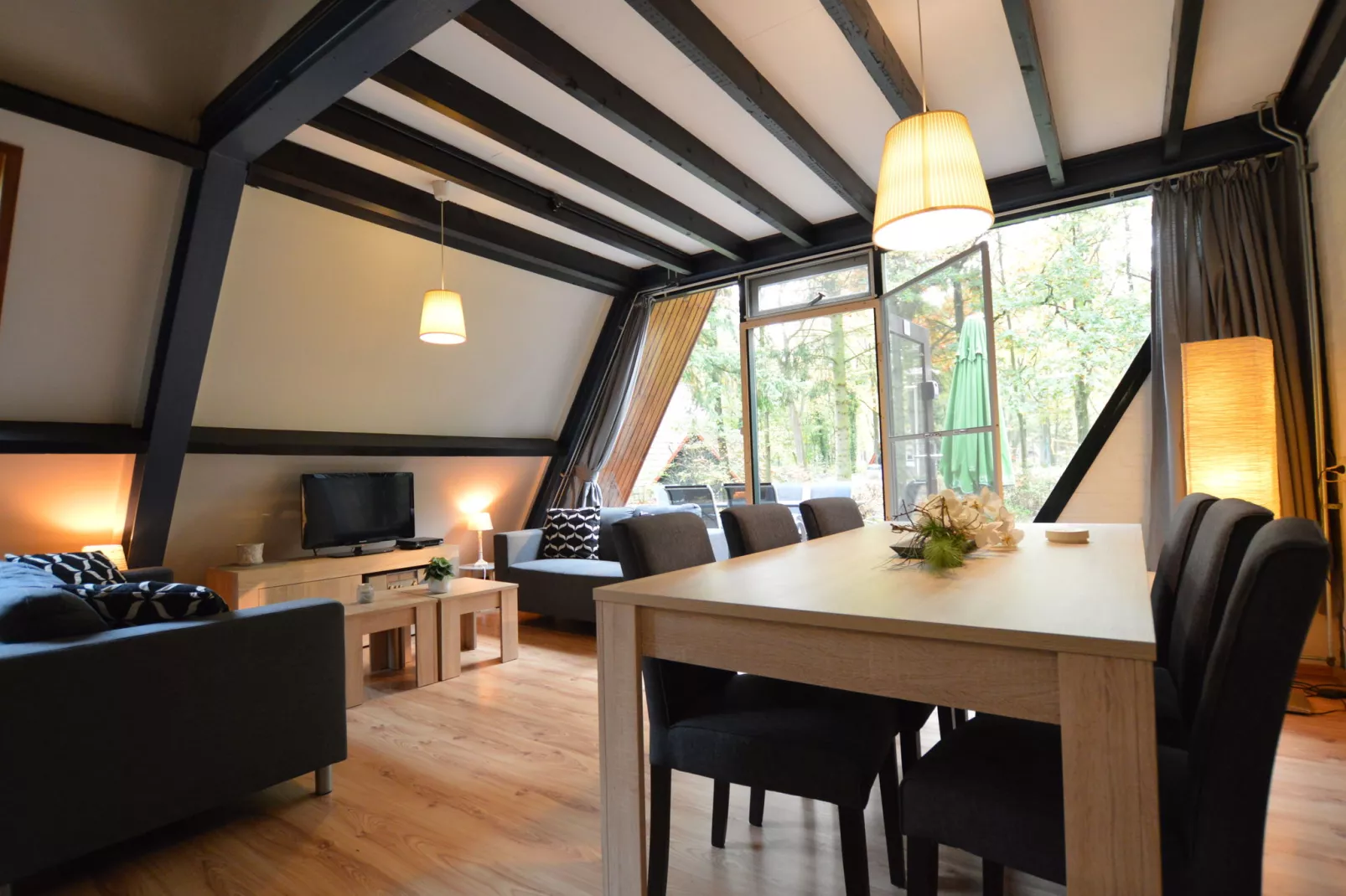 Anjer Bungalow 61-Eetkamer