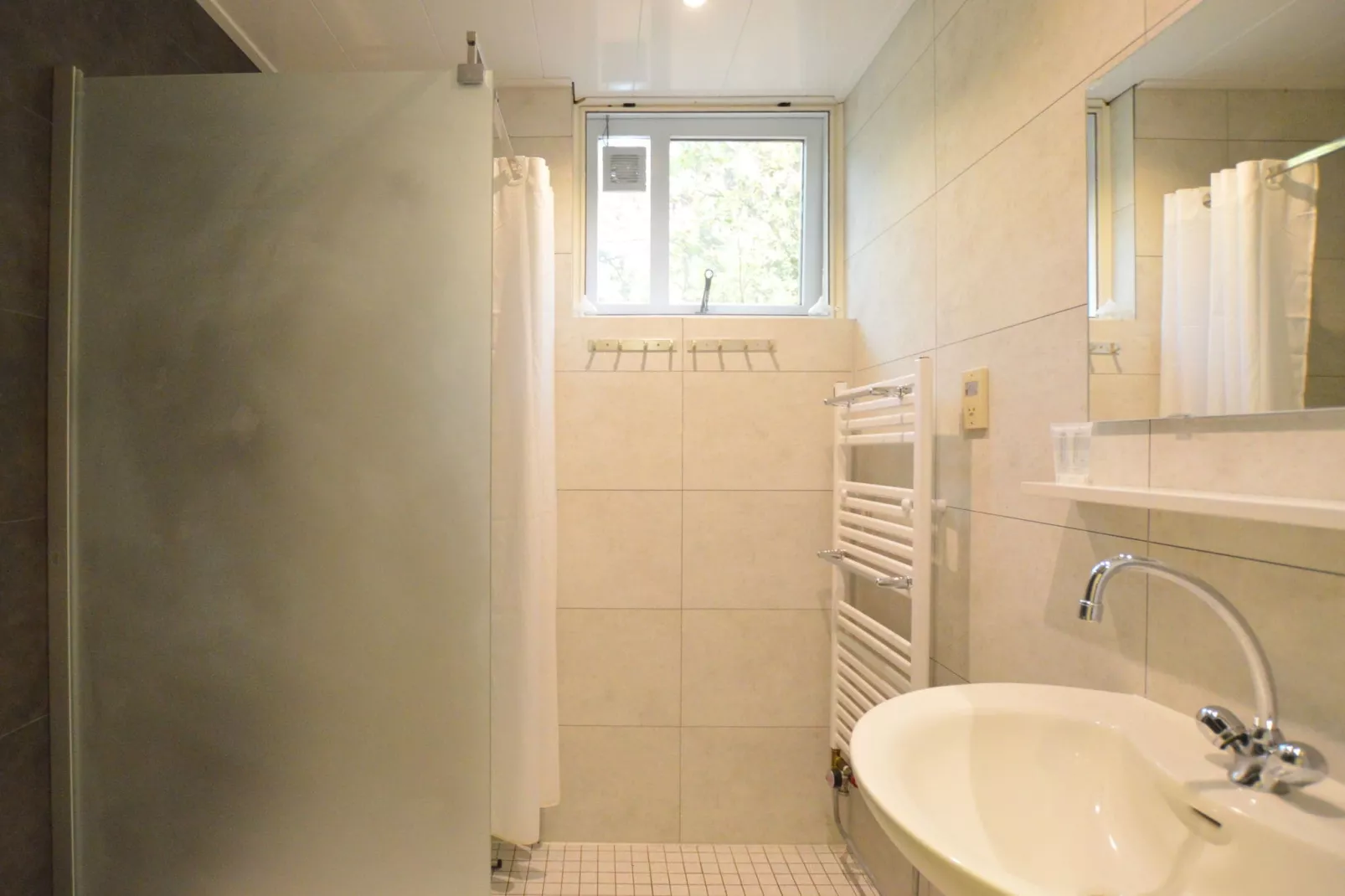 Anjer Bungalow 61-Badkamer