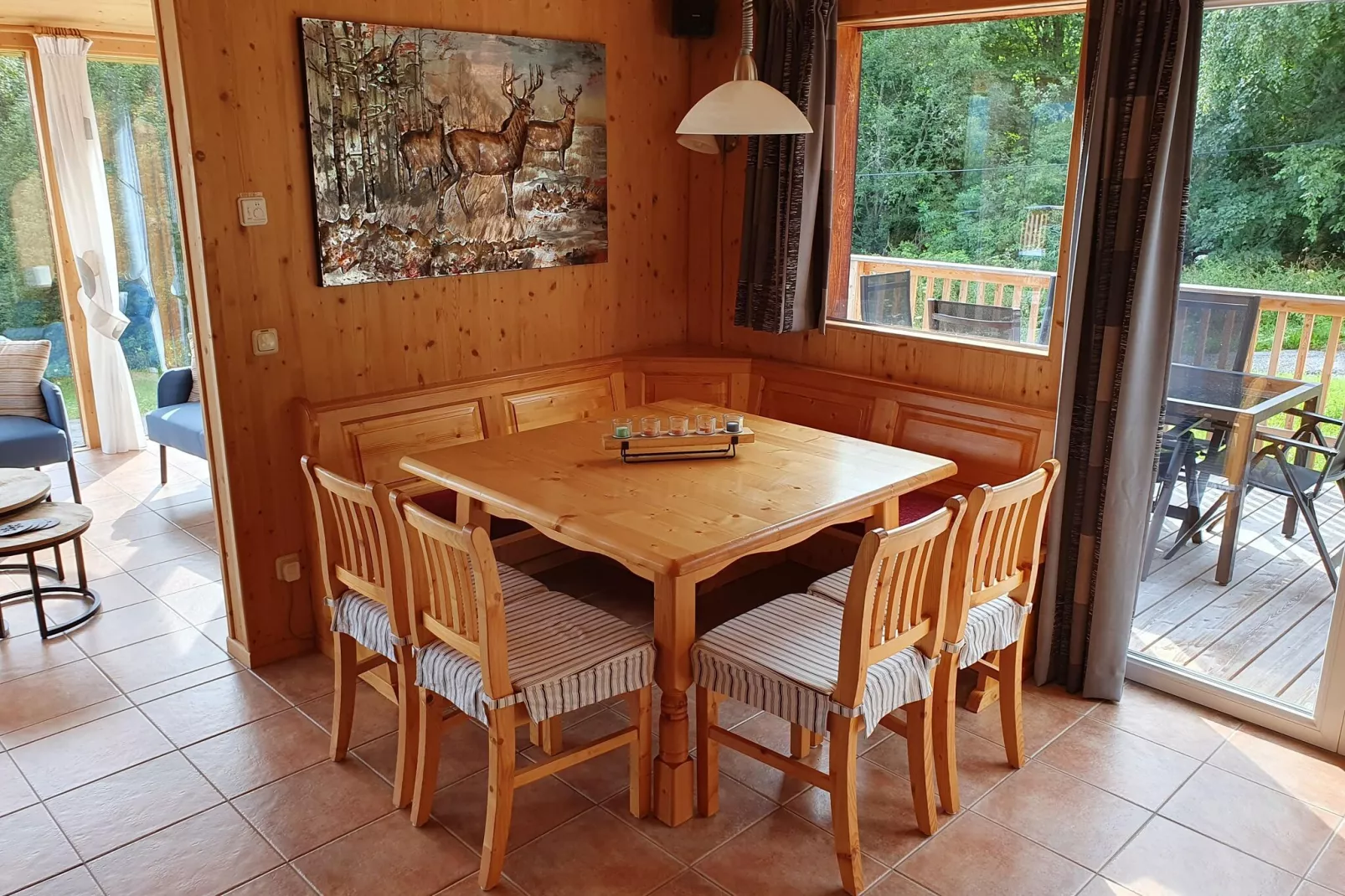 Chalet Sjenharieja-Eetkamer