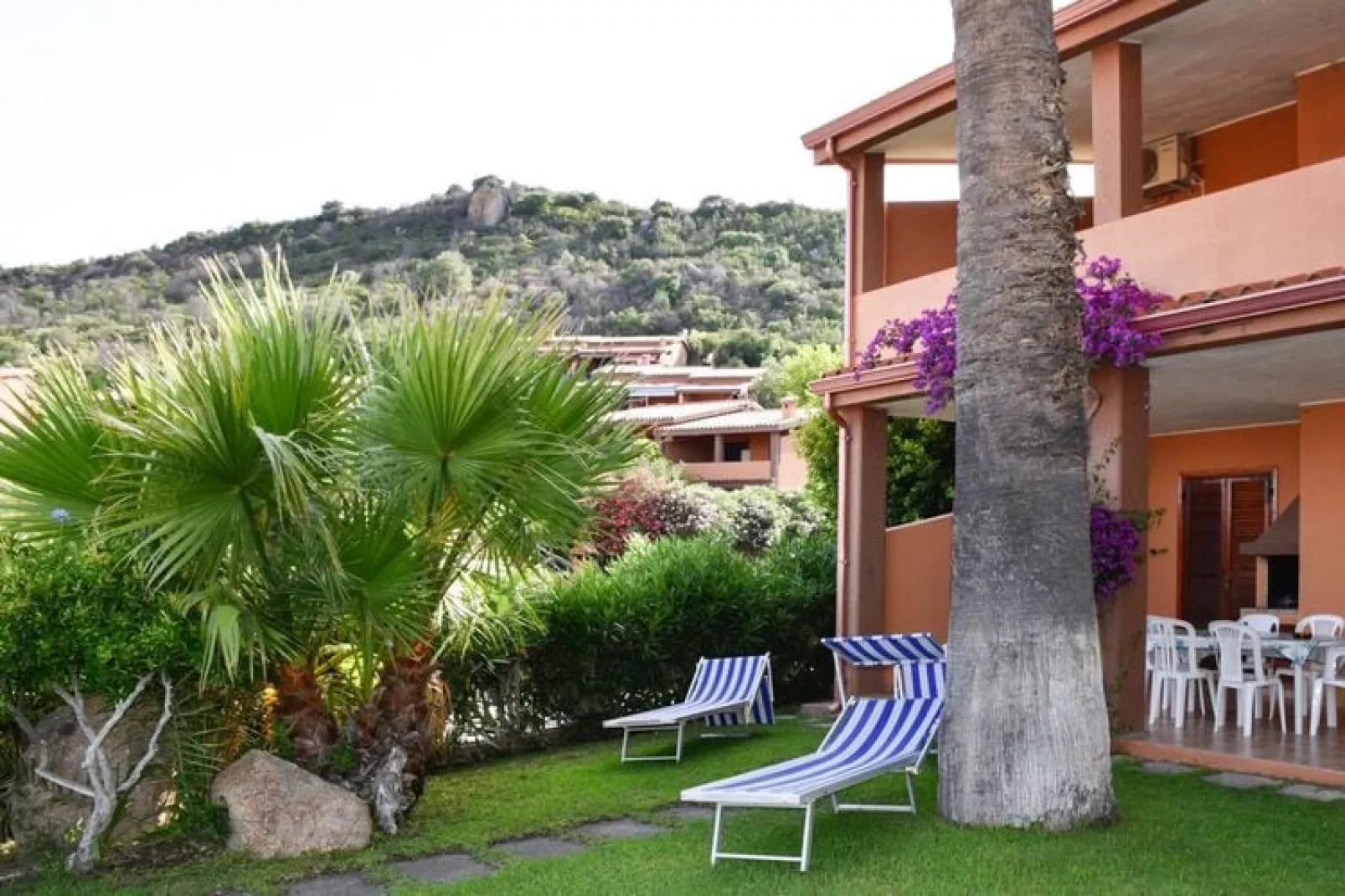 Holiday residence Costa Rei - Terraced House  Pentalocale Villaggio Baiazzurra Holidays-Tuinen zomer
