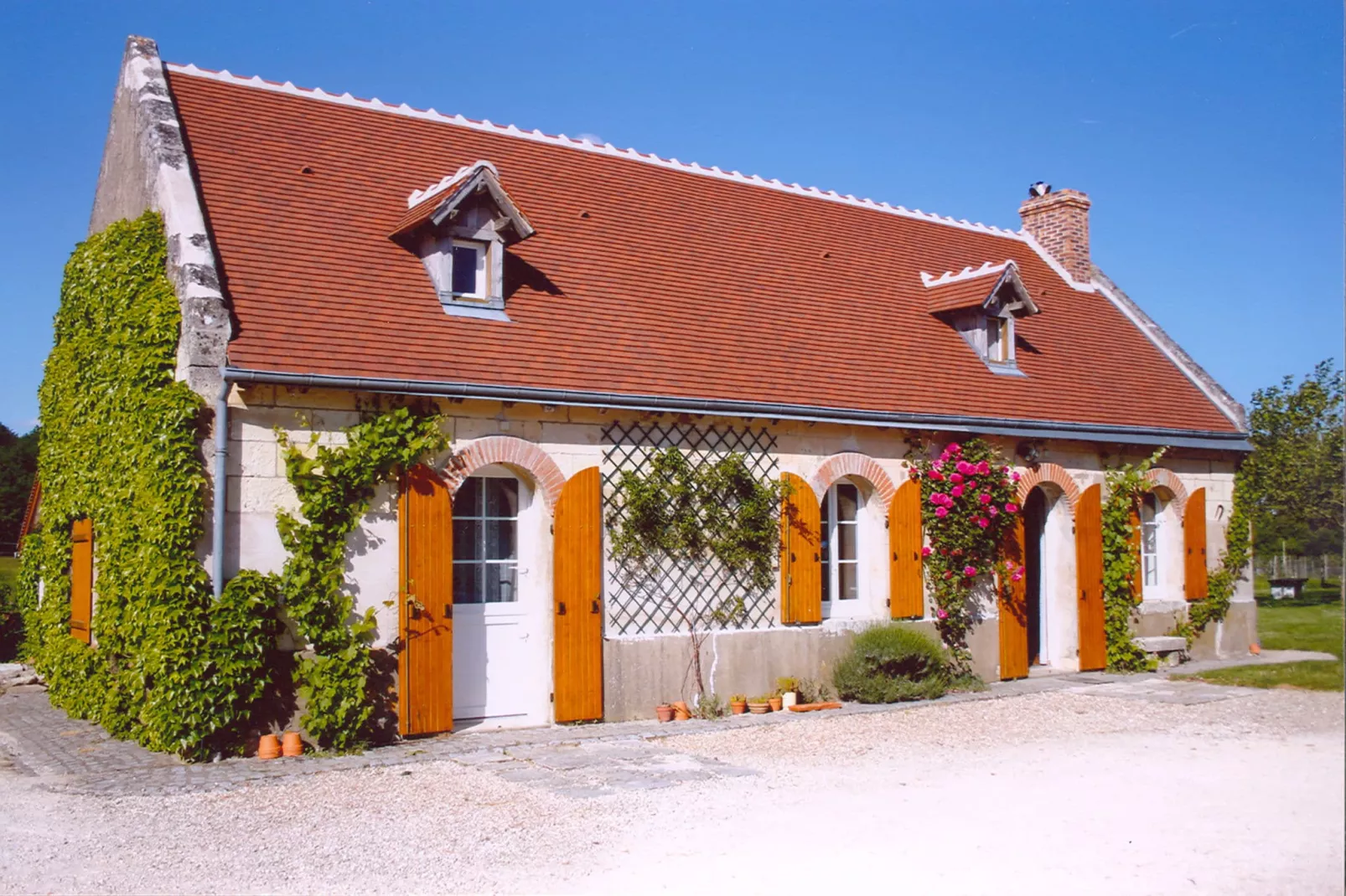 La Ferme les Drageonnières-Buitenkant zomer