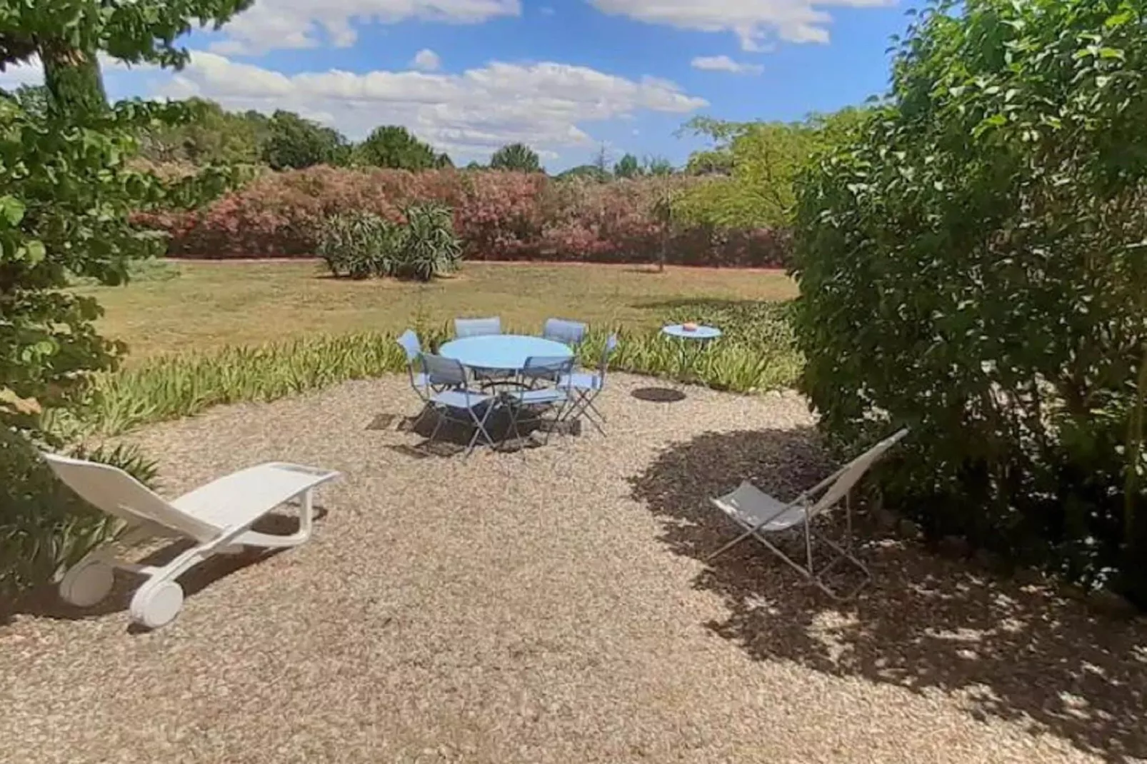 LA BOUSCADE GUESTHOUSE-Tuin winter