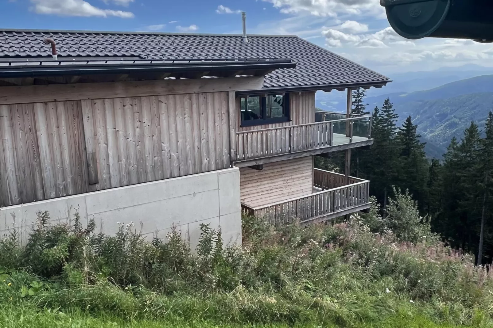Alpina Lodge-Buitenkant zomer