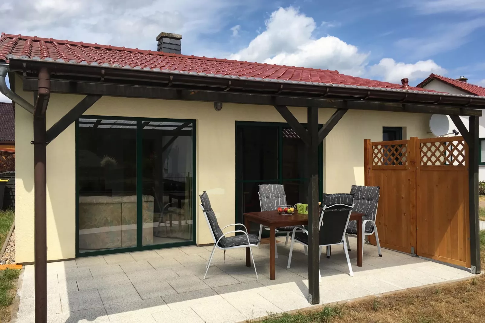 Ferienhaus Pirol 62 qm-Buitenkant zomer