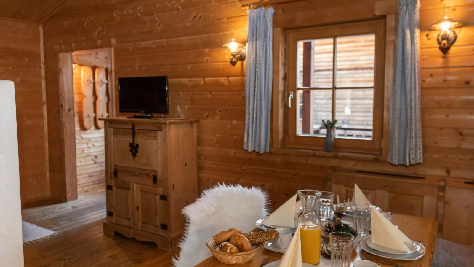 Uriges Chalet 1-Eetkamer